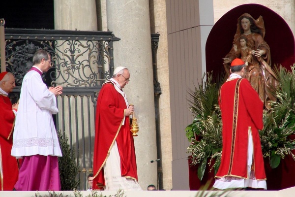 papież franciszek podczas uroczystości niedzieli palmowej w watykanie